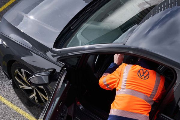 Servicemitarbeiter inspiziert den Innenraum eines KFZ